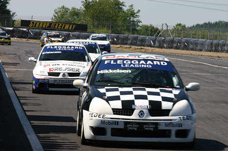 Brian Mikkelsen forfulgt af Jacob Kristensen.